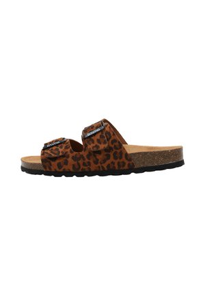 Sandalia tipo slide marrón con estampado de leopardo, dos tiras ajustables con hebilla y plantilla de corcho en suela negra, vista lateral.