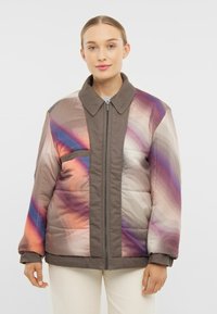 Padded bunda s gradientovým vzorom v odtieňoch ružovej, fialovej a béžovej; obsahuje predný zips a golier.