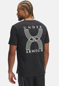 Under Armour RUN 96 - Print T-shirt - anthracite