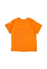 T-shirt à manches courtes en coton orange vif avec un col rond. Présente un petit détail imprimé sur la manche gauche. Texture lisse.