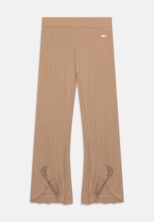 Pantalons texturés de couleur marron clair, à forme évasée. Présentent des ourlets à volants et un accent doré près de la ceinture. Finition en tissu lisse.