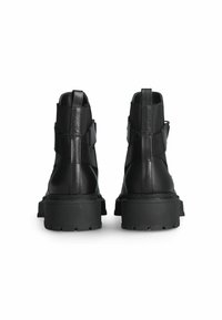 Zwarte leren enkellaarzen met een chunky zool, voorzien van een brede band over de hiel en een getextureerde rubberen buitenzool voor grip.