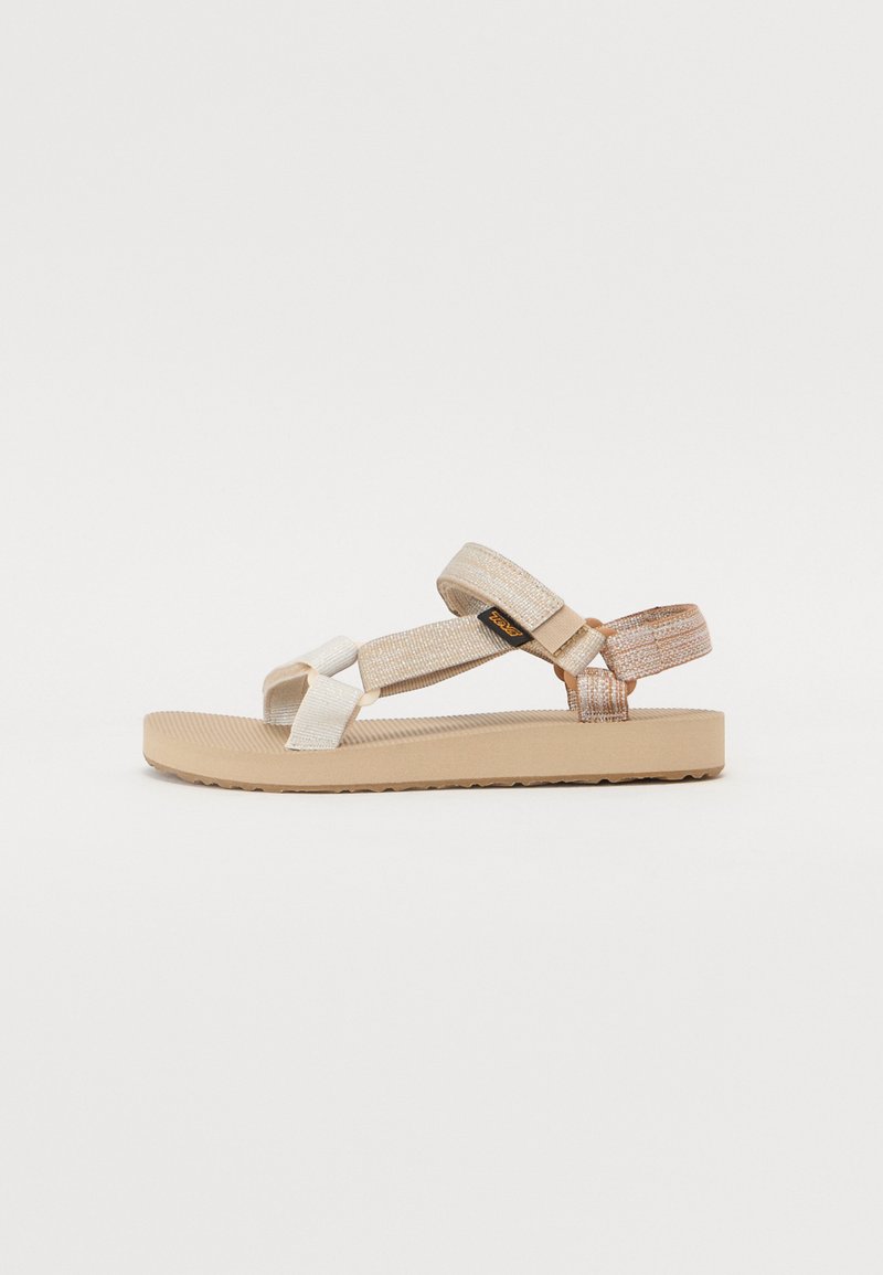Beige Flip-Flop-Sandalen mit zwei strukturierten Riemen: einem hellbeigen und einem metallic rosé. Flache Gummisohle mit einem gerillten Muster.