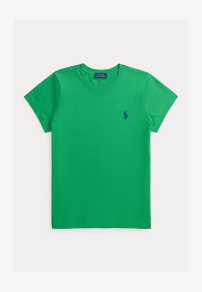 Πράσινο βαμβακερό t-shirt με κοντά μανίκια, λαιμόκοψη crew και μικρό μπλε λογότυπο αλόγου στο αριστερό στήθος. Απαλή υφή και απλός σχεδιασμός.