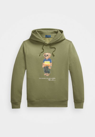 Sweatshirt verde-oliva com capuz ajustável, apresentando uma ilustração de um urso a usar óculos de sol e roupa casual. Material em mistura de algodão suave.