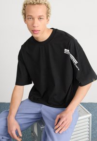Alpha Industries FLOCK LOGO  - Triko s potiskem - black