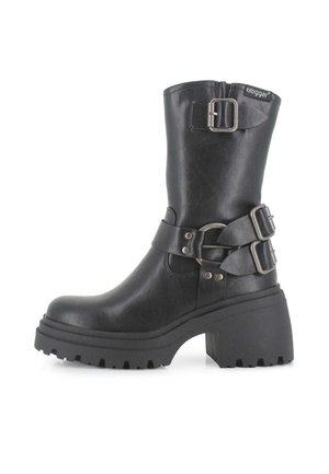 Botines negros con suela de plataforma gruesa, que presentan una textura similar al cuero suave, dos correas ajustables y un detalle de hebilla lateral.