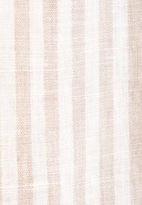 Tessuto leggero con strisce verticali alternate color crema e beige. La texture sembra intrecciata con una finitura morbida e leggermente ruvida.
