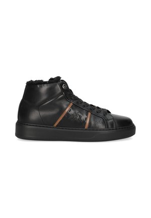 Baskets montantes en cuir noir avec des bandes latérales marron, des lacets et une doublure en fourrure noire douce visible au niveau du col de la cheville.