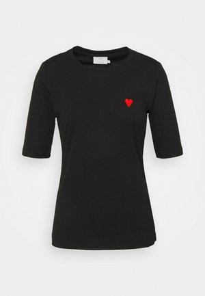Sort bomulds-T-shirt med rund halsudskæring, korte ærmer og en lille rød hjertebrodering på venstre bryst.