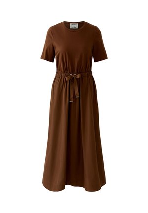 Braunes Midikleid mit kurzen Ärmeln, rundem Ausschnitt und verstellbarer Taillenschleife, gefertigt aus weichem Stoff.