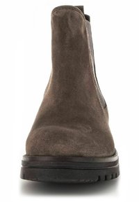 Brązowy zamszowy botek za kostkę z elastycznymi panelami po bokach, zaokrąglonym noskiem, teksturowaną powierzchnią oraz gumową podeszwą z wzorem antypoślizgowym.