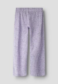 Pantalon large lavande avec motif abstrait tacheté noir et blanc et taille élastique, présenté sur un fond gris clair.