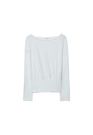 Blusa bianca a maniche lunghe con scollo largo a barca e vita elasticizzata, mostrata su uno sfondo bianco semplice.