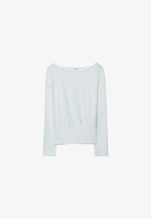 Blusa bianca a maniche lunghe con scollo largo a barca e vita elasticizzata, mostrata su uno sfondo bianco semplice.