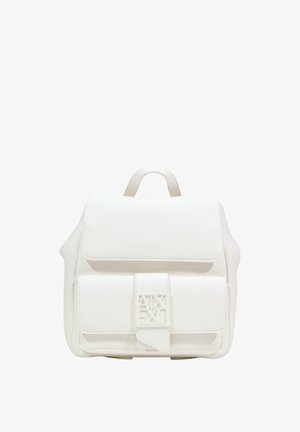 Mochila estructurada blanca con acabado de cuero texturizado, cierre de solapa, bolsillo frontal y un detalle de logotipo en la correa.