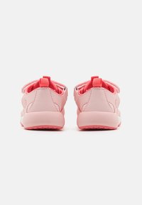 Scarpe da ginnastica rosa e corallo con una parte superiore morbida, tallone rinforzato e suola testurizzata. Cinghie in velcro per una chiusura sicura.