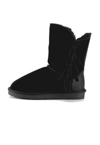 Bota de ante negra con punta redondeada, de altura corta y forro interior suave. Presenta costuras decorativas y una suela de goma plana.