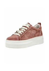 Basket de plateforme en daim rose avec semelle blanche épaisse, lacets blancs et œillets dorés, vue latérale et de dessus en angle.