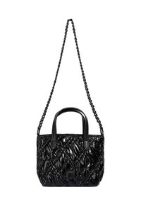 Bolso de mano negro con patrón acolchado, acabado brillante, asas dobles y una correa de cadena desmontable. Diseño compacto con forma estructurada.