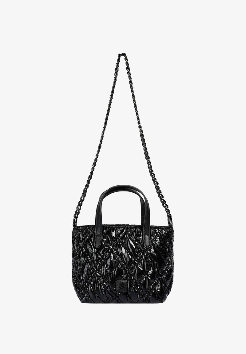 Sac à main noir avec un motif matelassé, finition brillante, deux poignées et une bandoulière amovible en chaîne. Design compact avec une forme structurée.