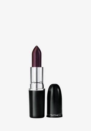 MAC Lippenstift in dunklem Pflaumenton, untergebracht in einem schwarzen zylindrischen Gehäuse mit silbernen Akzenten. Der Deckel ist teilweise abgenommen und zeigt die spitze Lippenstiftmine.