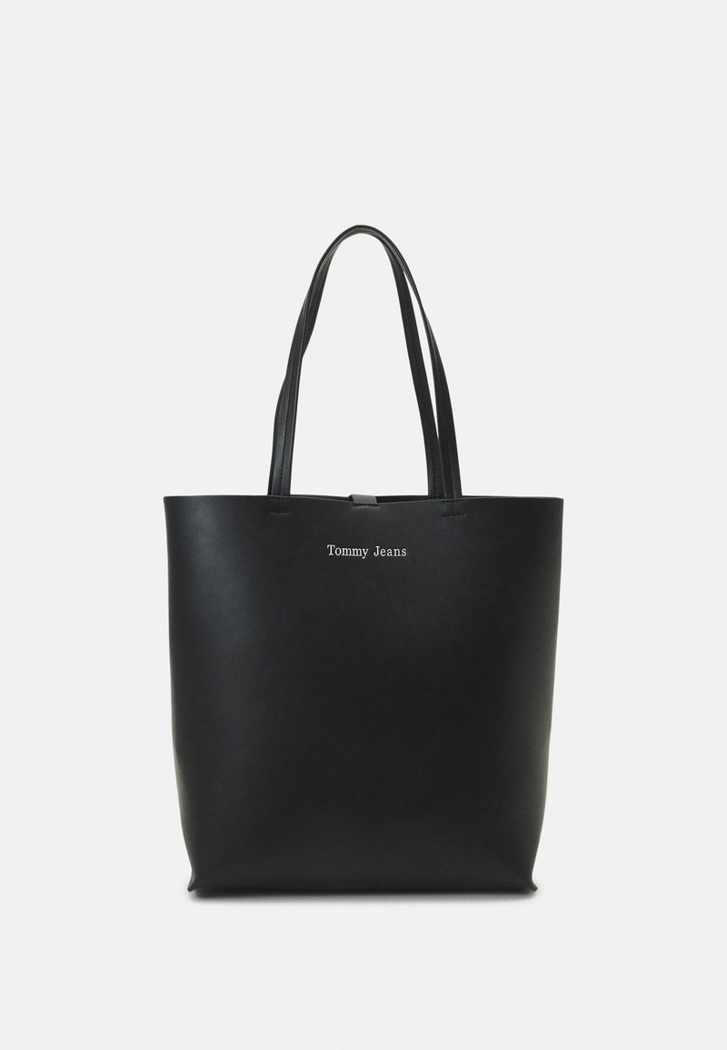 Sac fourre-tout en cuir noir avec deux poignées et logo "Tommy Jeans" imprimé en blanc au centre avant.