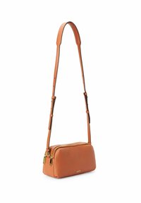 Brun læder crossbody taske med en struktureret overflade, justerbar rem, lynlåslukning og detaljer i guldtonet metal. Kompakt rektangulær form.