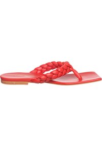 Rode leren flip-flopsandaal heeft een gevlochten band, een platte zool en een vierkante neus. De bovenkant heeft een gladde textuur met minimale details.