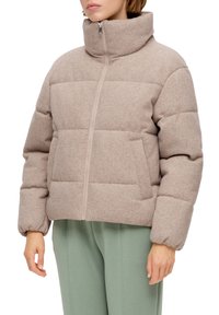 Beżowa kurtka puchowa z wysokim kołnierzem, z zamkiem błyskawicznym z przodu i dwiema bocznymi kieszeniami; wykonana z miękkiego, teksturowanego materiału o pikowanej strukturze.
