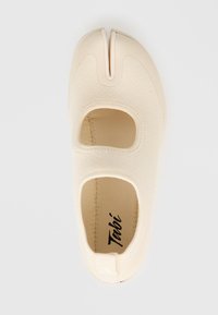 Επιλέχθηκε, off white