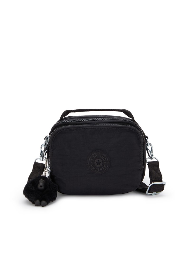 Borsa nera, rettangolare, realizzata in nylon con superficie texture, dotata di chiusura con zip, tracolla regolabile e un accessorio portachiavi peloso.