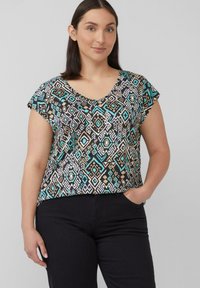 T-shirt met korte mouwen in een geometrisch patroon van zwart, teal en beige. Heeft een V-hals en een relaxte pasvorm, gemaakt van lichtgewicht stof.