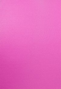Tecido suave em rosa vibrante, apresentando um padrão texturizado fino com ribbing consistente em toda a superfície.