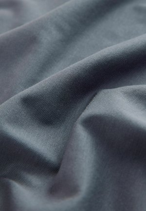 Tissu bleu-gris doux et lisse avec des plis délicats et une texture fine en maille visible.
