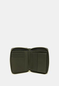 Portafoglio con cerniera in pelle verde scuro, dotato di più scomparti per carte e un interno texturizzato. Design compatto e rettangolare.