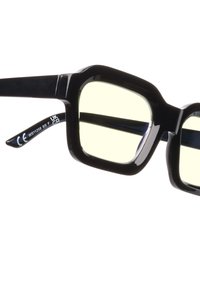 Gafas rectangulares de plástico negro con lentes amarillos. Montura gruesa, acentos claros a lo largo de los bordes y patillas curvadas para mayor comodidad.