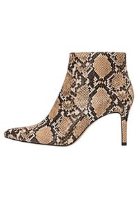 Stivale alla caviglia a punta in stampa serpente beige e nera, caratterizzato da un design elegante e un tacco sottile e alto. Motivo rettile testurizzato su tutta la superficie.