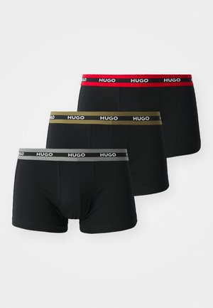 Conjunto de bóxers negros que incluye tres pares con cinturas contrastantes: roja, verde oliva y gris, todos etiquetados con "HUGO" en blanco.