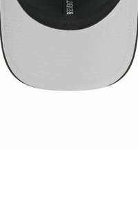 Schwarze und graue Kappe mit flachem Schirm. Der Stoff hat eine strukturierte Oberfläche; das innere Band zeigt weiße Buchstaben. Nahtlinien sind entlang der Kanten sichtbar.