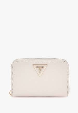 Cartera con cremallera en textura de cuero sintético color crema, que presenta una placa de logo triangular dorada y detalles de costura visibles. Forma rectangular compacta.