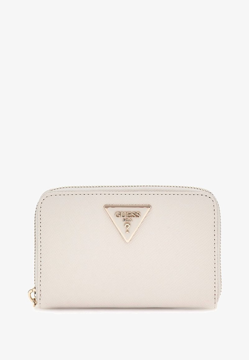 Portefeuille zippé en faux cuir texturé crème, avec une plaque logo triangulaire en or et des détails de couture visibles. Forme rectangulaire compacte.