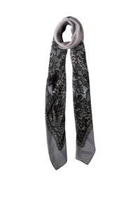 Bufanda ligera en tonos de gris con un diseño de encaje y estampado de leopardo. Textura suave con patrones y bordes en contraste.