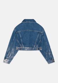 Střihová denimová bunda světle modré barvy s vybledlou texturou, špičatým límcem a knoflíkovými manžetami. Obsahuje výrazné švy a stříbrné knoflíky.