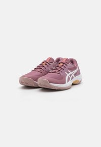 Baskets sportives en violet clair avec un upper en maille texturée, des accents blancs et des lacets roses. Elles possèdent une semelle rembourrée avec un motif de semelle.