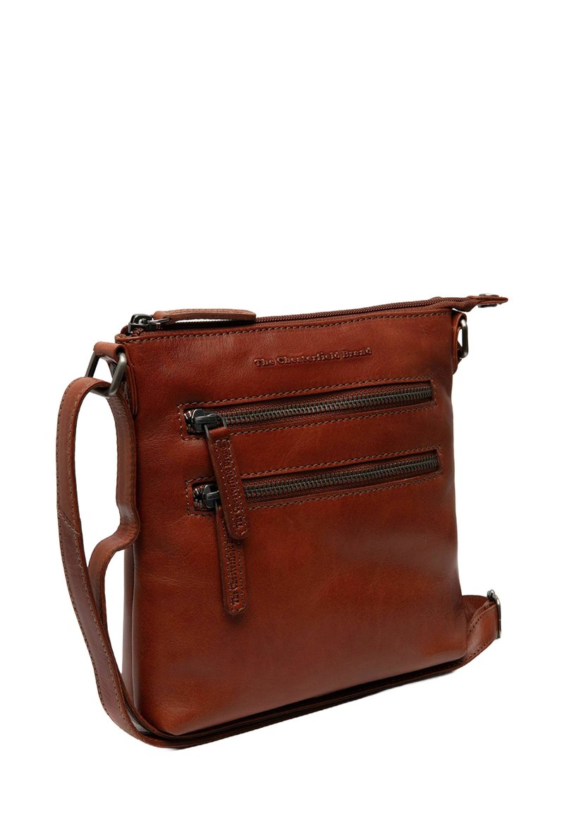 Borsa a tracolla in pelle marrone con una texture liscia, più tasche con zip, tracolla regolabile e logo impressa sul davanti.