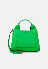 Zelená kožená kabelka se strukturovaným designem, horními uchy a odnímatelným ramenním popruhem; obsahuje hladké a texturované panely.