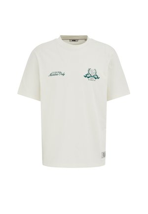 Weißes T-Shirt mit kurzen Ärmeln und grünem Schriftzug "Club 1962 Members Only" auf der linken Brust sowie grünem Sportvereins-Emblem auf der rechten Brust.