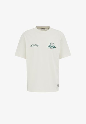 Bijela kratka majica s kratkim rukavima sa zelenim tekstom "Club 1962 Members Only" na lijevoj strani prsa i zelenim grbom sportskog kluba na desnoj strani prsa.