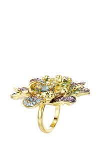 Anillo floral de oro con piedras preciosas coloridas en varias formas, incluyendo rosa, azul y verde, con detalles de diseño intrincados que parecen pétalos.